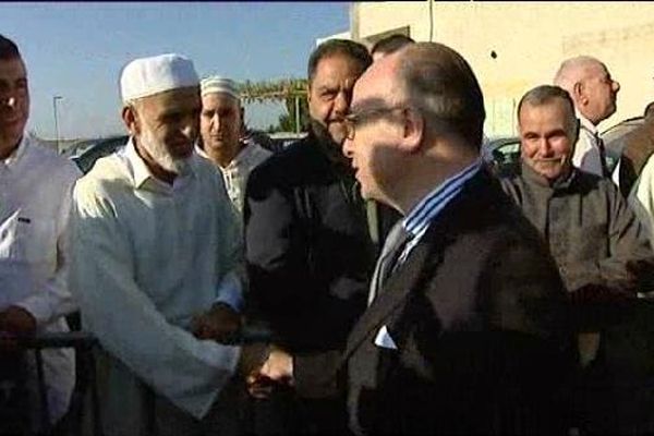 Le ministre de l'intérieur, Bernard Cazeneuve avec les musulmans de Carpentras dans le Vaucluse