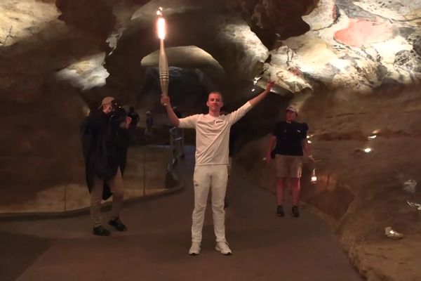 Paolo Bois Rolet, capitaine du relais des escrimeurs, entre dans la grotte de Lascaux IV.