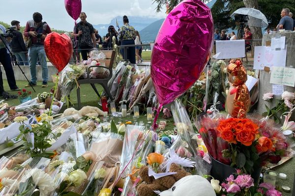 Les Annéciens rendent hommage aux six victimes de l'attaque du jardin d'enfants d'Annecy