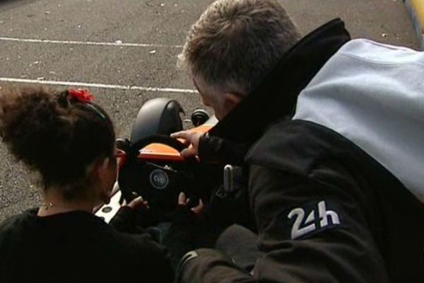 Angelina a pu se faire plaisir au volant de cette voiture électrique spécialement conçue pour les personnes handicapées.