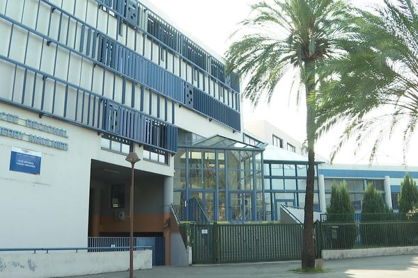 La façade du lycée ne portera plus le nom de Thierry Maulnier.