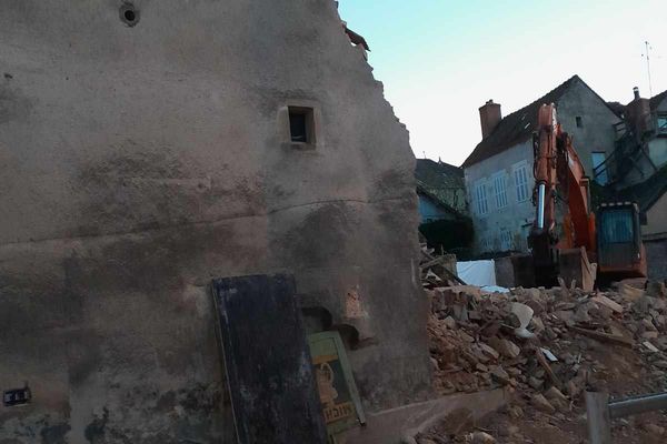 Le démolition a commencé il y a quelques jours sur la commune de Saint-Saulge.