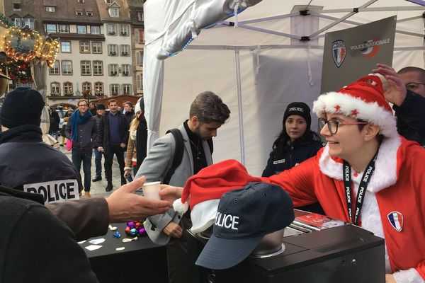 La police offre le café aux touristes de passage.