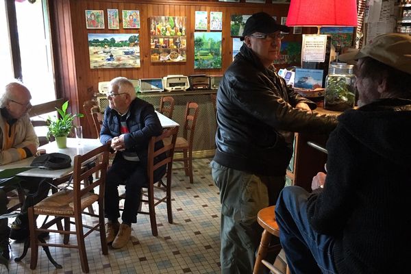 Au "Mieux ici qu'en face" dans le quartier du Pollet à Dieppe, les habitués se donnent rendez-vous chaque matin pour un petit café. L'occasion de deviser sur toutes sortes de sujets. 