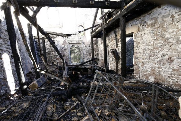 Le18 octobre 2016 : Il ne reste rien du petit Château de la Villa de Noailles ravagé ar les flammes.
