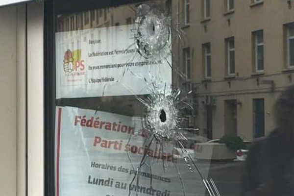 La vitrine du siège du PS à Grenoble criblée de balles