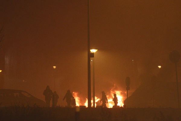 Des voitures en feu dans le quartier de Cronenbourg à Strasbourg lors de la nuit du nouvel an.