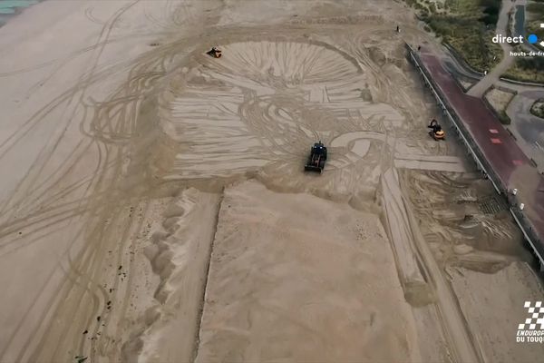 Le ballet des bulldozers sur la plage du Touquet