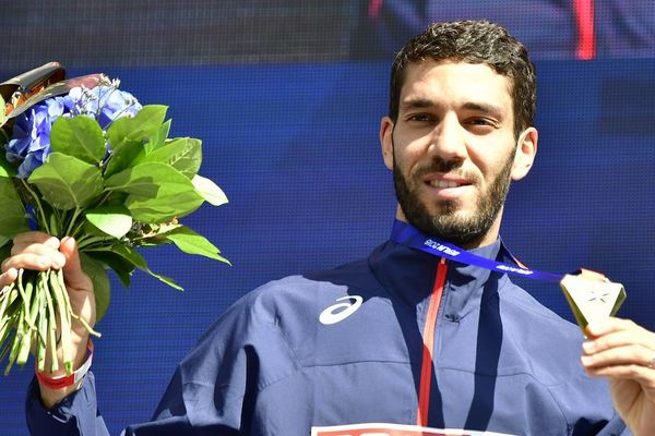 Le 10 août 2018 - Mahiedine Mekhissi, vainqueur du 3 000 m steeple aux championnats d'Europe de Berlin, lors de la remise des médailles.