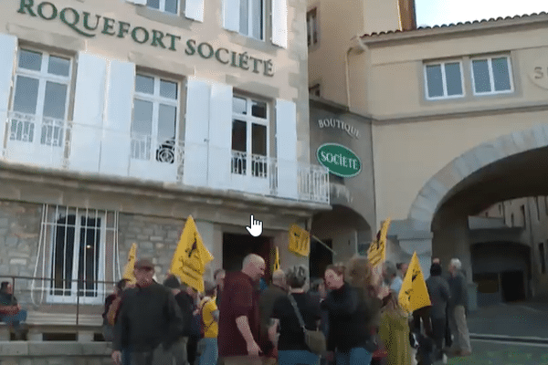 Action de la confédération paysanne contre le groupe Lactalis propriétaire de "Roquefort Société" mercredi 21 février 2024