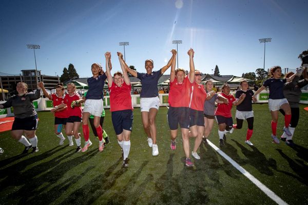 Meriem Naili (au centre), co-fondatrice de Soccer de rue, une association qui mise sur le football pour favoriser la réinsertion