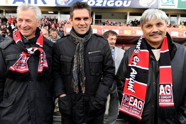 En mai 2013, Francis Smerecki ancien entraineur de Guingamp, Jocelyn Gourvennec, entraineur de Guingamp et Guy Lacombe avant le début du match Guingamp-Dijon