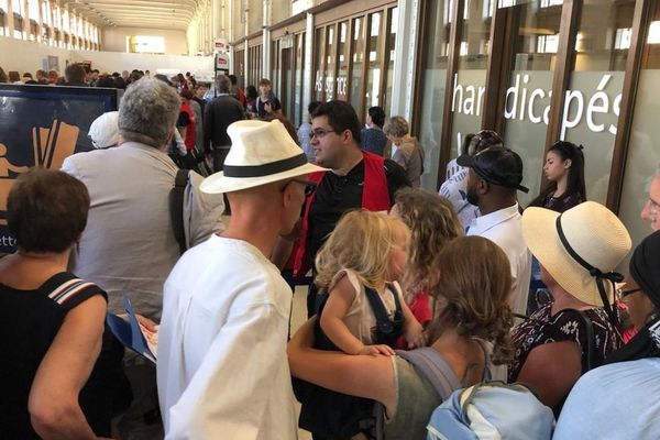 Des passagers d'un TGV Paris - Genève attendent une solution à la gare de Lyon.