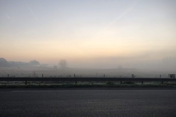 Au-dessus des brouillards se cache le soleil