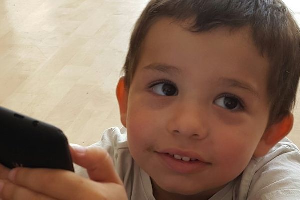 Lenny a 4 ans, il attend qu'on lui accorde une Assistante de vie scolaire