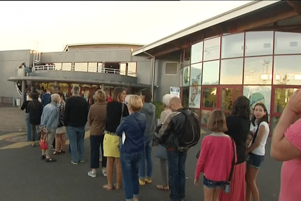 Pourquoi cette queue devant la piscine de Saint-Brieuc ce samedi matin? Un casting? Un concert?