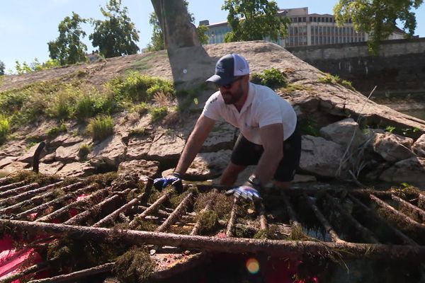 Les bénévoles du SNB remontent à la surface les déchets trouvés dans le Doubs.