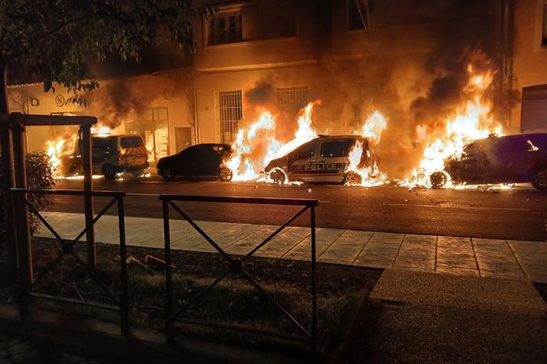 Des individus ont mis le feu à quatre voitures de police devant le commissariat de Cavaillon, dans le Vaucluse.