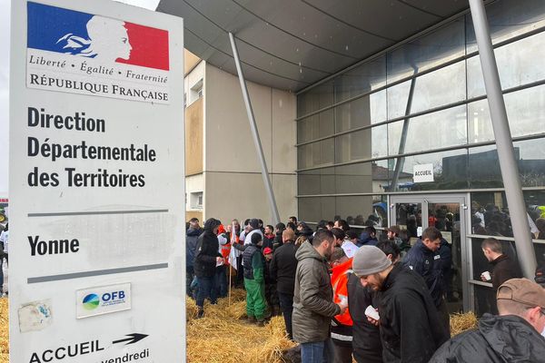 Devant la DDT, 150 agriculteurs font entendre leur colère.