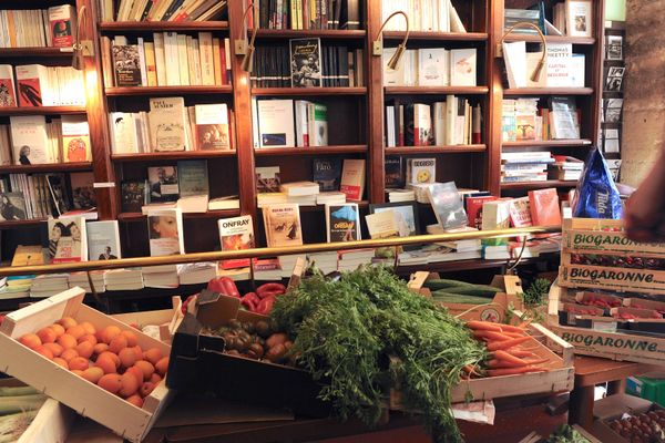 Un étal dans la librairie Le belle Hortense 