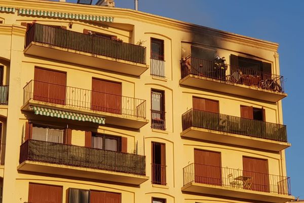 Un incendie s'est déclaré dans un immeuble de Cagnes-sur-Mer, le 13 avril 2019