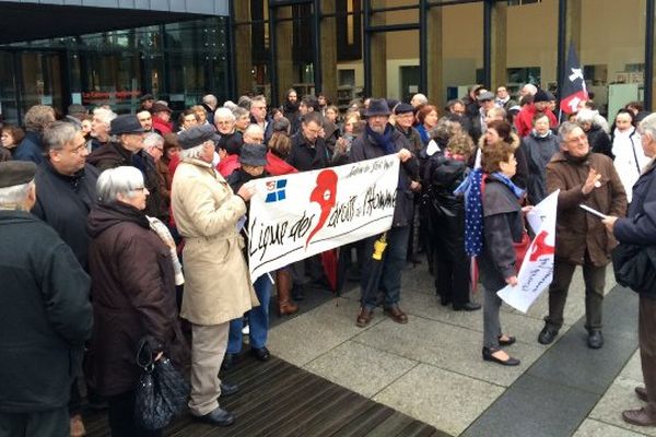 Près de 150 personnes rassemblées à Saint-Malo devant la Grande Passerelle