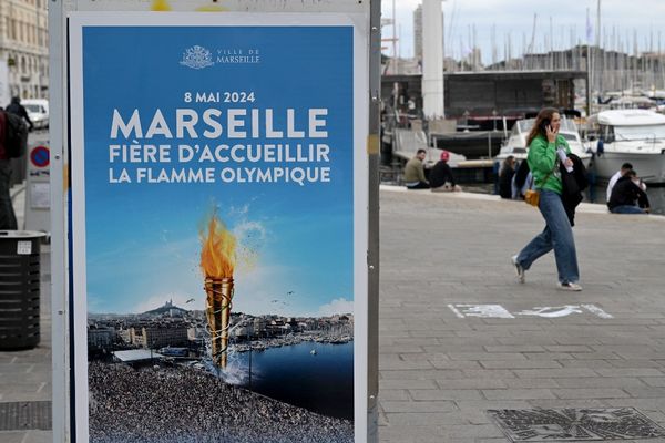 Panneau qui annonce l'arrivée de la flamme olympique à Marseille, le 6 mai 2024