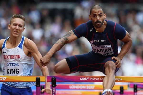 Garfield Darien photographié en pleine finale du 100 m haies lundi 7 août à Londres.