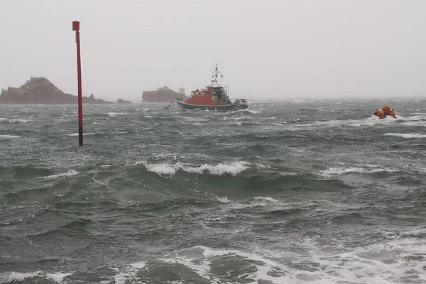 La station SNSM de Loguivy-de-la-mer est indisponible jusqu'à nouvel ordre. Elle exerce son droit de retrait, en soutien à Philippe Capdeville, patron bénévole à la station SNSM de Ouistreham.