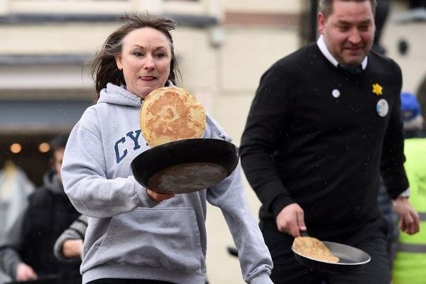 Au Pays de Galles dans le Nord du Royaume-Uni, des courses de pancakes sont organisées lors de Mardi Gras.