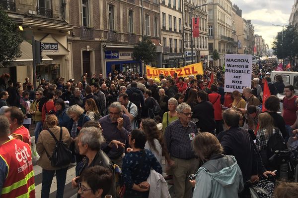 Un millier de personnes manifeste dans les rues de Rouen (Seine-Maritime) pour réclamer la vérité sur l'incendie de Lubrizol.