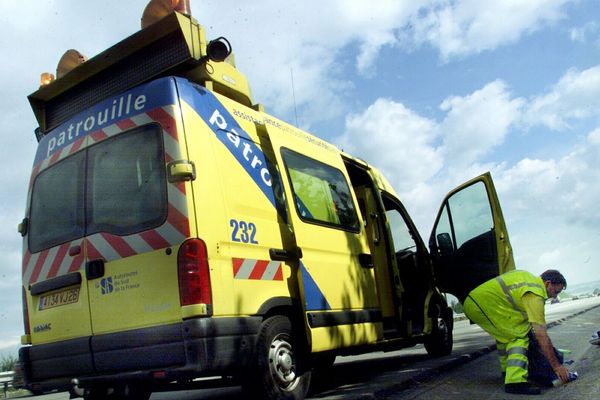 L'été ce sont plus de 150 000 véhicules par jour sur les autoroutes du sud de la France. Au milieu de ce décor des hommes en jaune sont tous les jours en alerte. Un métier à risques qu'on ne soupçonne pas.