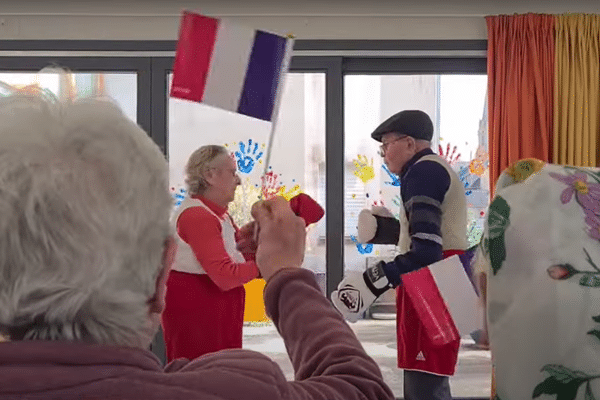 Les seniors de la résidence autonomie des Hermelles à Saint-Broladre (Ille-et-Vilaine) ont créé une vingtaine de vidéos drôles sur différents thèmes comme ici les Jeux Olympiques 2024.