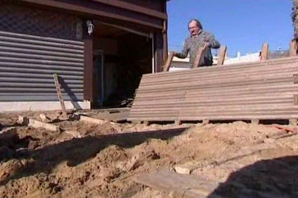 Dans un mois, ce plagiste devra remonter la même terrasse au même endroit. Mais avant, il devra réaliser des travaux de mise en conformité. 