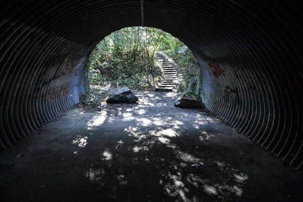 Le tunnel passant sous une route départementale et menant au stade de la Prairie à Villefontaine (Isère), chemin emprunté par Victorine Dartois le soir de sa mort en septembre 2020.