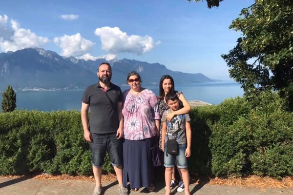 Céline, son mari et ses deux enfants.