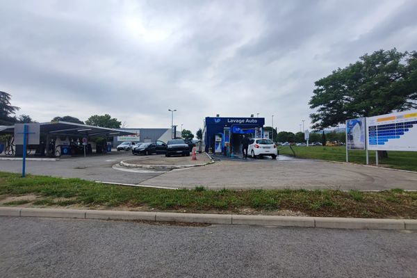 Le corps d'un jeune homme a été retrouvé dans la nuit du 23 au 24 mai sur le parking d'un supermarché de Bourg-les-Valence, près d'une station de lavage auto. C'est le 4e mort par balle en 2 semaines sur l'agglomération valentinoise.