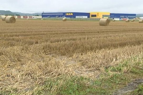 Le magasin Ikea à Clermont-Ferrand est implanté dans la zone des Gravanches, près de l'autoroute A71.