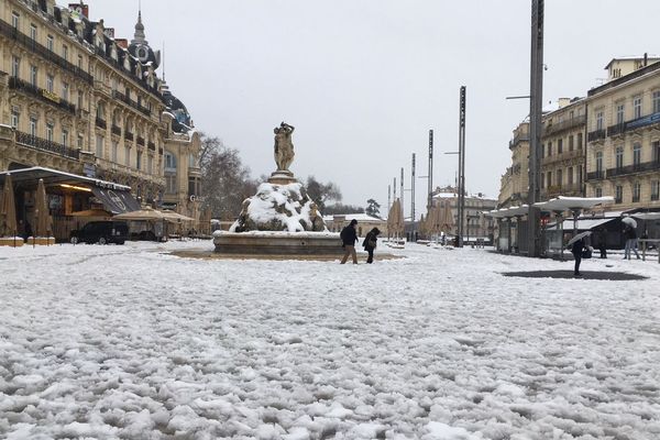 La place de la Comédie un 1er mars