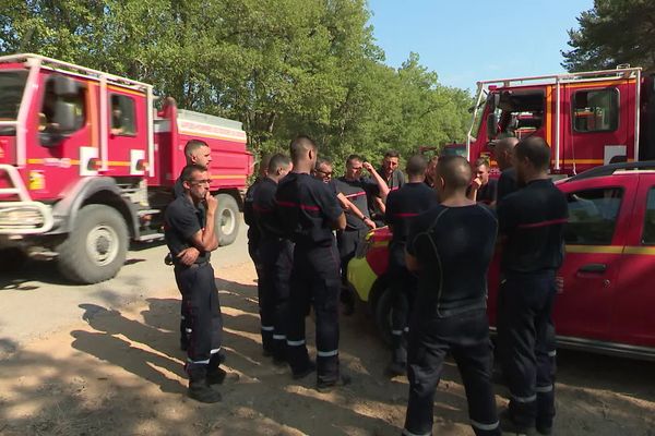 200 pompiers sont mobilisés sur un incendie entre les communes de Villeneuve et Niozelles (04)