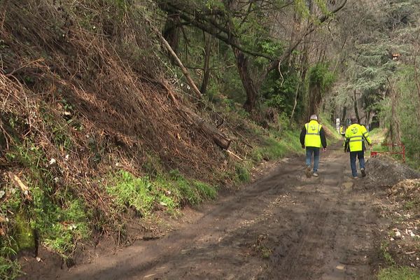 Les équipes des routes du département ont travaillé à l'ouverture de la piste de la Gardiola après l'éboulement qui a coupé la circulation dans le village.