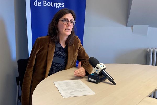 18 avril 2024. Céline Visiedo, procureure de la République tient une conférence de presse où elle annonce la mise en examen de deux policiers municipales de Bourges.