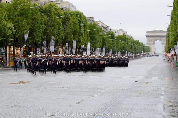 Les pompiers du Bataillon zone Nord sur les Champs-Elysées, le 14 juillet 2014.