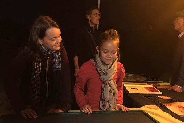 Cléa (à gauche) et Elyn (à droite) découvrent que les étoiles les plus chaudes sont en fait bleues. 