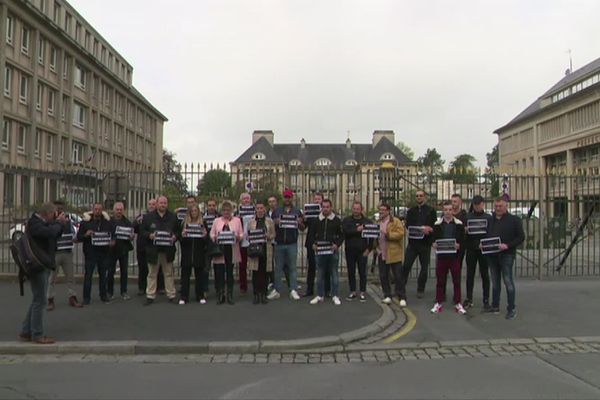 Plusieurs patrons de boites de nuit se sont rassemblés devant la préfecture de Saint-Lô ce mardi 17 juin pour lancer un appel à l'aide 