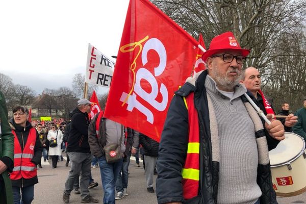 Des manifestants lors d'une mobilisation contre la réforme des retraites à Besançon, mardi 17 décembre 2019.