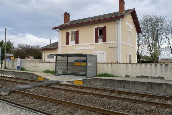 La gare de Gauriaguet dans le nord de la Gironde, comme dans toutes les zones rurales, n'a ni passerelle ni souterrain. Les passagers doivent donc traverser les voies.