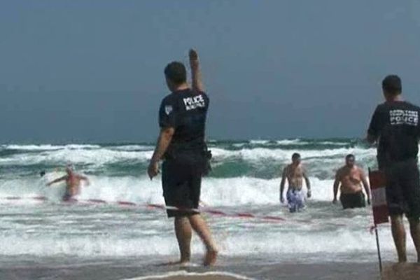  Hérault - les policiers font sortir les baigneurs de la mer à cause de la houle - 27 juillet 2013.