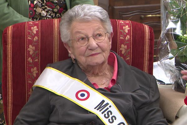 Jeanne Copin tout sourire avant de recevoir la médaille de la ville de Cambrai