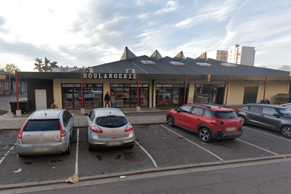 La boulangerie "Les Deux Frères" à Sens (Yonne) où des impacts de balles ont été découverts dimanche 15 septembre 2024.